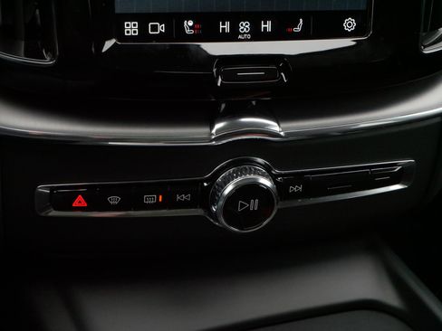 Used 2023 Volvo XC60 B5 Core image 23