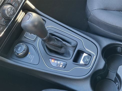 Used 2021 Jeep Cherokee Latitude Lux w/ Comfort/Convenience Group image 19