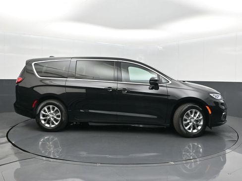 New 2026 Chrysler Pacifica Select image 8