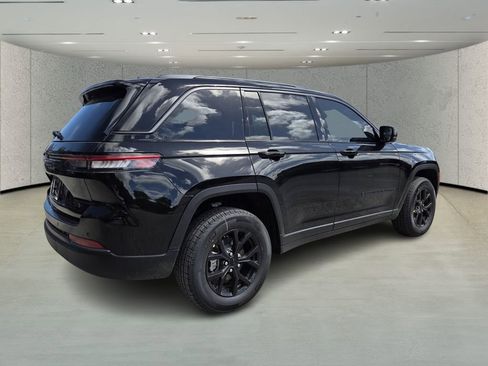 New 2026 Jeep Grand Cherokee Altitude RWD image 4