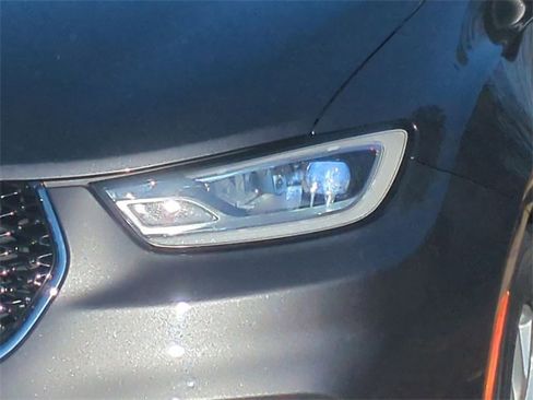 Used 2023 Chrysler Pacifica Touring-L image 17