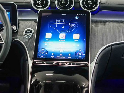 Used 2025 Mercedes-Benz GLC 300 4MATIC image 16