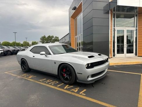 Used 2019 Dodge Challenger SRT Hellcat Redeye RWD image 2