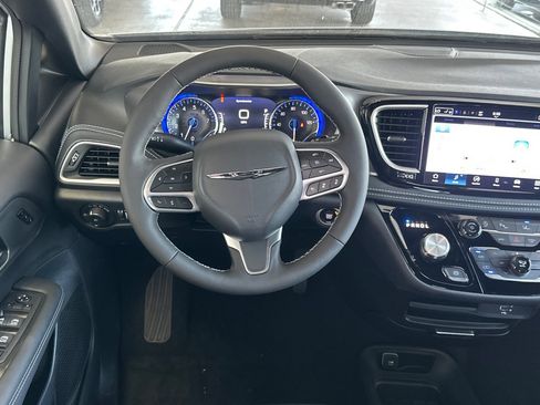 New 2026 Chrysler Pacifica Select image 14