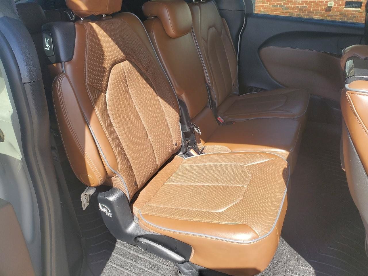 Used 2017 Chrysler Pacifica Limited FWD image 7
