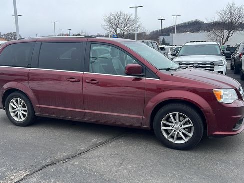 Used 2019 Dodge Grand Caravan SXT image 3
