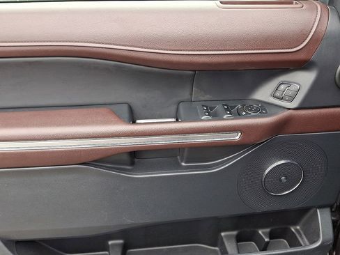 Used 2024 Ford Expedition Limited image 13