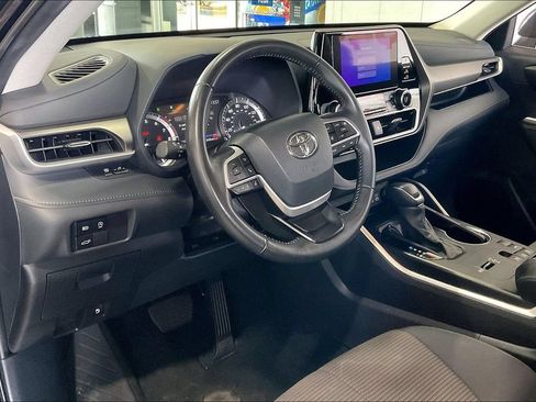Used 2025 Toyota Highlander LE FWD image 4