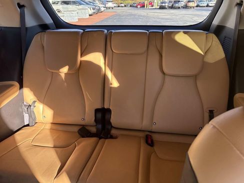 Used 2023 Kia Carnival EX image 16