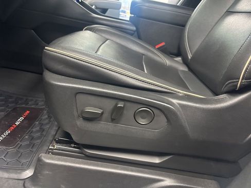 Used 2023 Chevrolet Suburban Premier AWD/4WD image 28