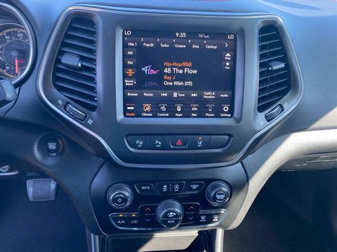 Used 2023 Jeep Cherokee Trailhawk AWD/4WD image 11