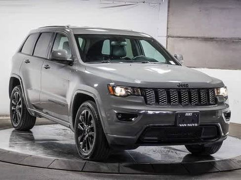 Used 2021 Jeep Grand Cherokee Laredo X image 3