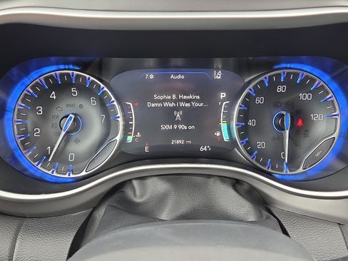 Used 2025 Chrysler Pacifica Select FWD image 14