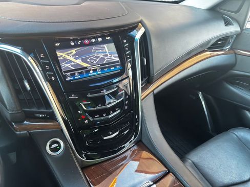 Used 2016 Cadillac Escalade ESV Luxury image 15