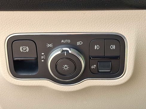 Used 2022 Mercedes-Benz GLB 250 4MATIC image 25