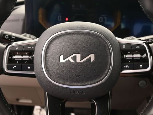 Used 2025 Kia Carnival FWD image 31
