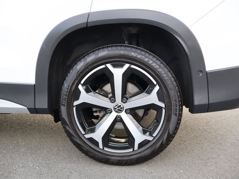 Certified 2025 Volkswagen Tiguan SE w/ Panoramic Sunroof Package AWD/4WD image 11