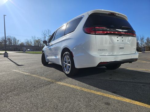 New 2026 Chrysler Pacifica Select image 4