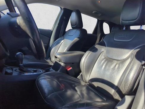 Used 2019 Jeep Cherokee Limited image 19