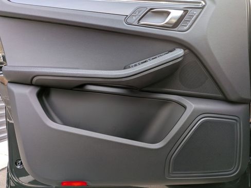 Certified 2025 Porsche Macan image 13