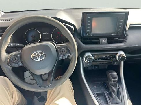 Used 2020 Toyota RAV4 XLE w/ Convenience Package FWD image 18