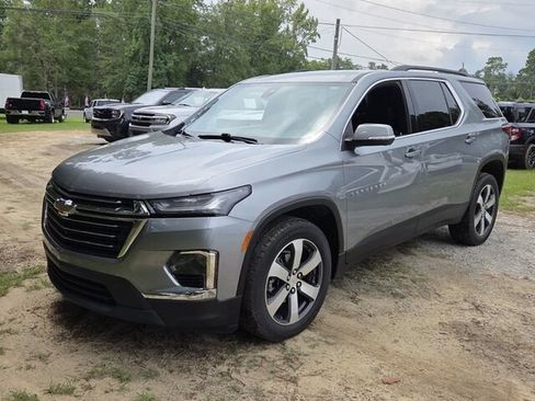 Used 2023 Chevrolet Traverse LT w/ LT Premium Package FWD image 4