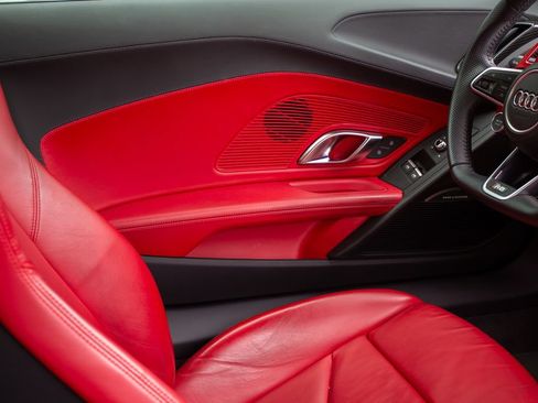 Used 2018 Audi R8 V10 w/ Premium Package RWD image 18
