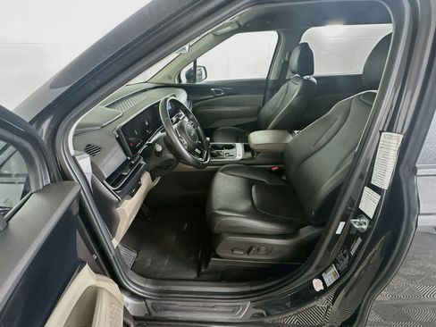 Used 2025 Kia Carnival FWD image 13