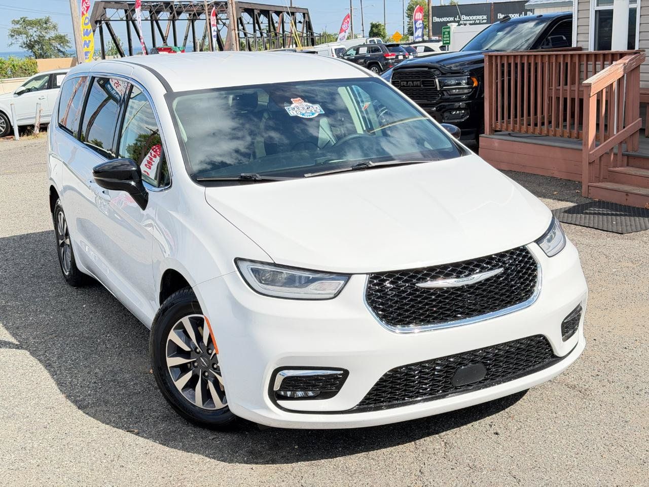 Used 2024 Chrysler Pacifica Limited FWD image 2