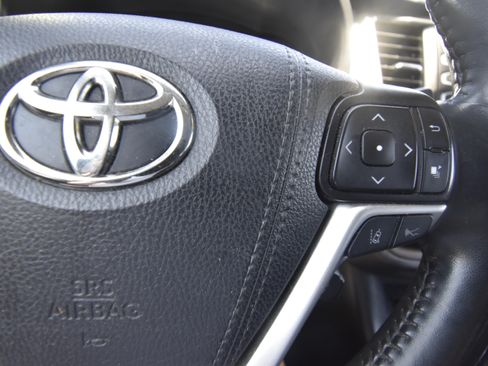 Used 2019 Toyota Highlander XLE AWD/4WD image 17