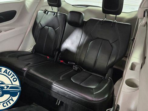 Used 2023 Chrysler Pacifica Touring-L FWD image 28