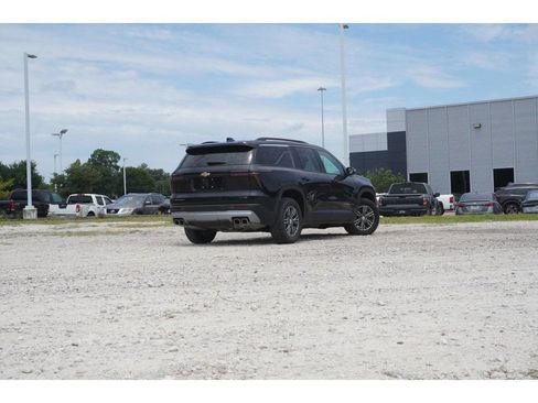 Used 2024 Chevrolet Traverse LT FWD image 4