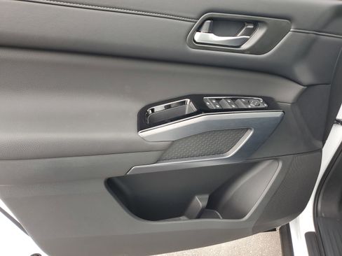 New 2025 Nissan Pathfinder SL image 12