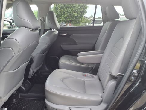 Used 2022 Toyota Highlander XLE FWD image 9