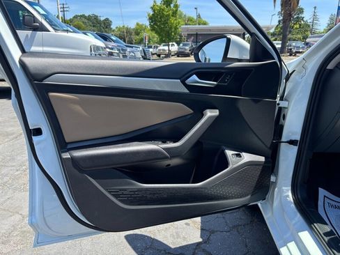 Used 2019 Volkswagen Jetta SE w/ Cold Weather Package FWD image 15