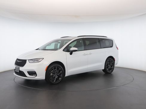 Used 2023 Chrysler Pacifica Touring-L w/ S Appearance Package image 38
