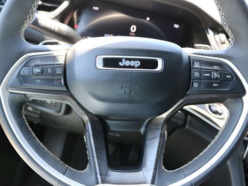 Used 2025 Jeep Grand Cherokee Limited RWD image 20