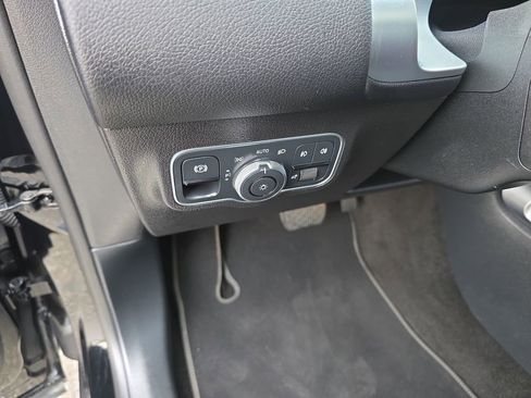 Used 2023 Mercedes-Benz GLB 250 4MATIC image 23