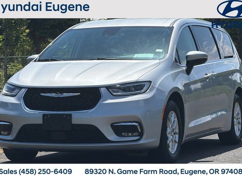 Used 2023 Chrysler Pacifica Touring-L FWD image 9
