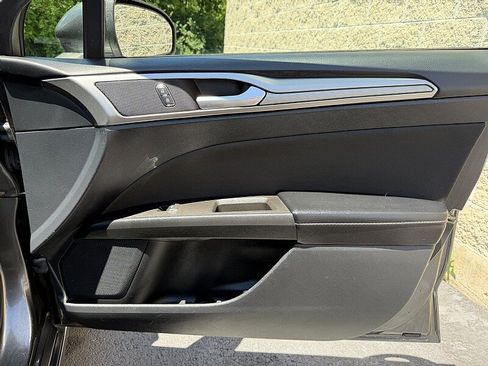 Used 2020 Ford Fusion SE FWD image 27