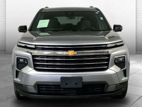Used 2024 Chevrolet Traverse LT AWD/4WD image 2