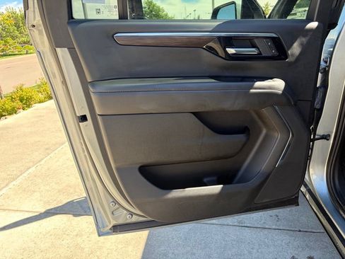 Used 2025 Chevrolet Suburban Z71 AWD/4WD image 14