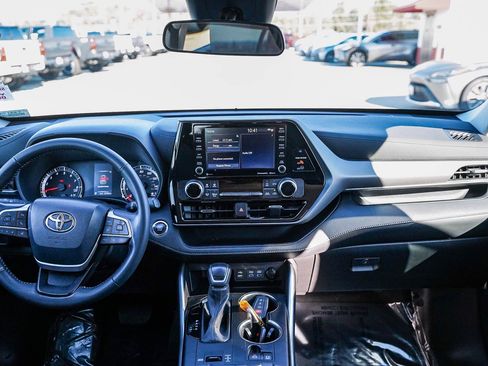 Certified 2022 Toyota Highlander LE image 13