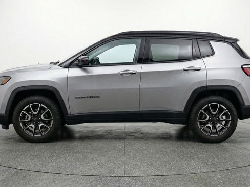 Used 2025 Jeep Compass Trailhawk image 3