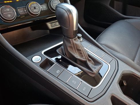 Used 2021 Volkswagen Jetta SE w/ SE Cold Weather Package image 15