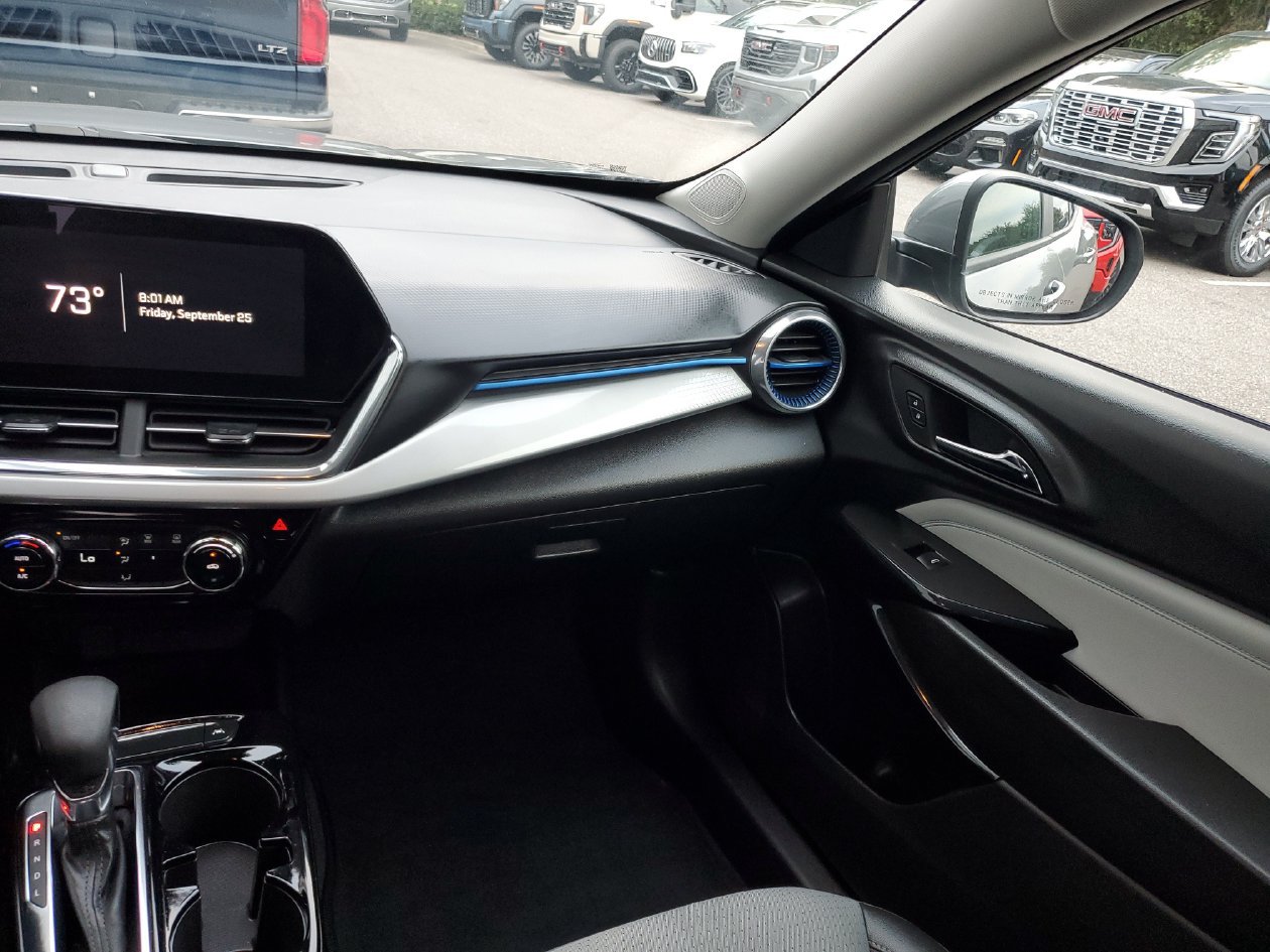 Used 2025 Chevrolet Trax LT FWD image 14