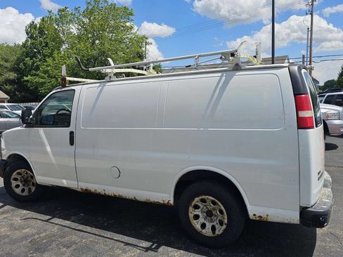 Used 2010 Chevrolet Express 1500 RWD image 9