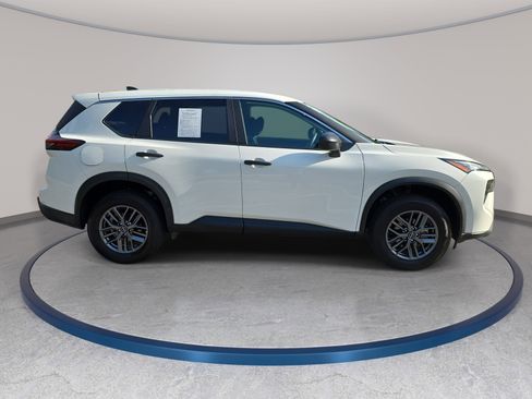 Used 2024 Nissan Rogue S FWD image 4