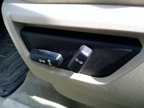 Used 2013 Land Rover LR2 image 36