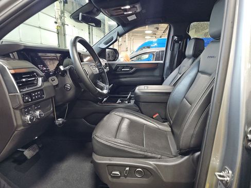 Used 2025 GMC Yukon Denali AWD/4WD image 8